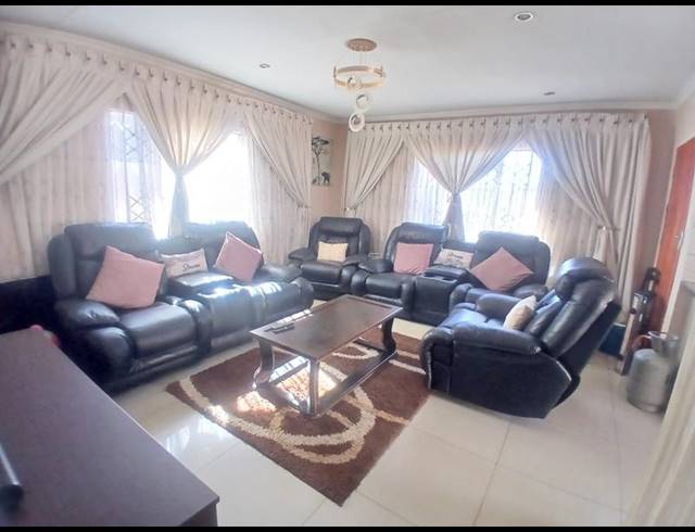 3 BEDROOM HOUSE FOR SALE IN PROTEA GLEN